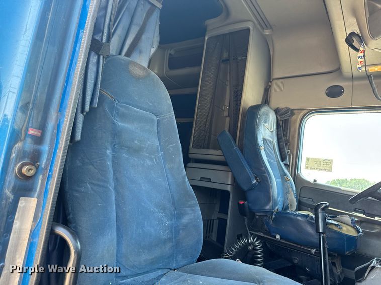 image for item DV2735 2006 Freightliner Columbia semi truck