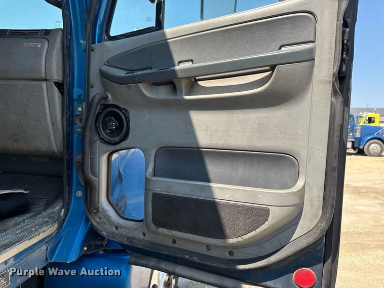 image for item DV2735 2006 Freightliner Columbia semi truck