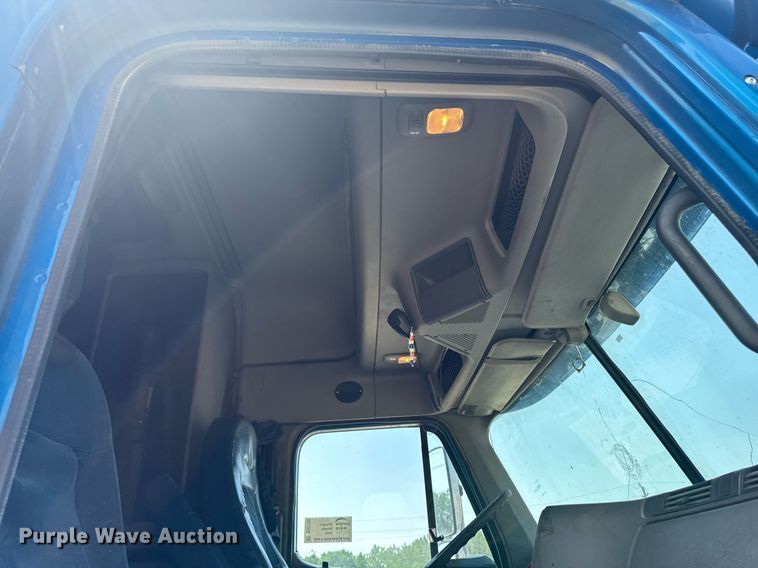 image for item DV2735 2006 Freightliner Columbia semi truck
