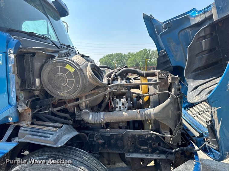 image for item DV2735 2006 Freightliner Columbia semi truck