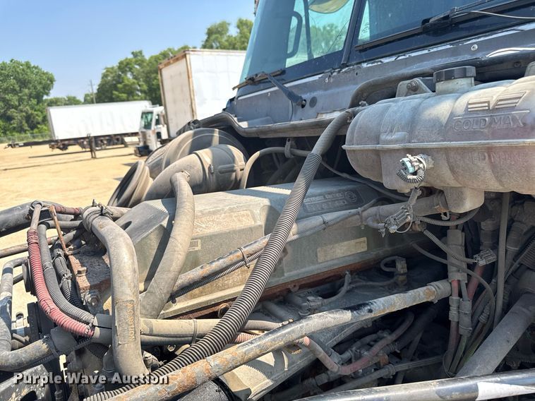 image for item DV2735 2006 Freightliner Columbia semi truck