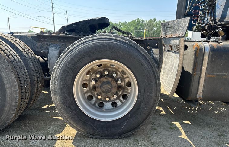 image for item DV2735 2006 Freightliner Columbia semi truck