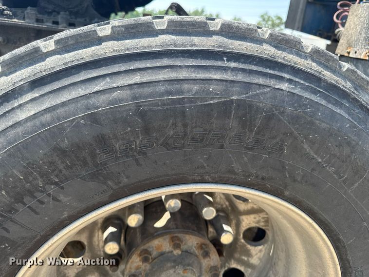 image for item DV2735 2006 Freightliner Columbia semi truck