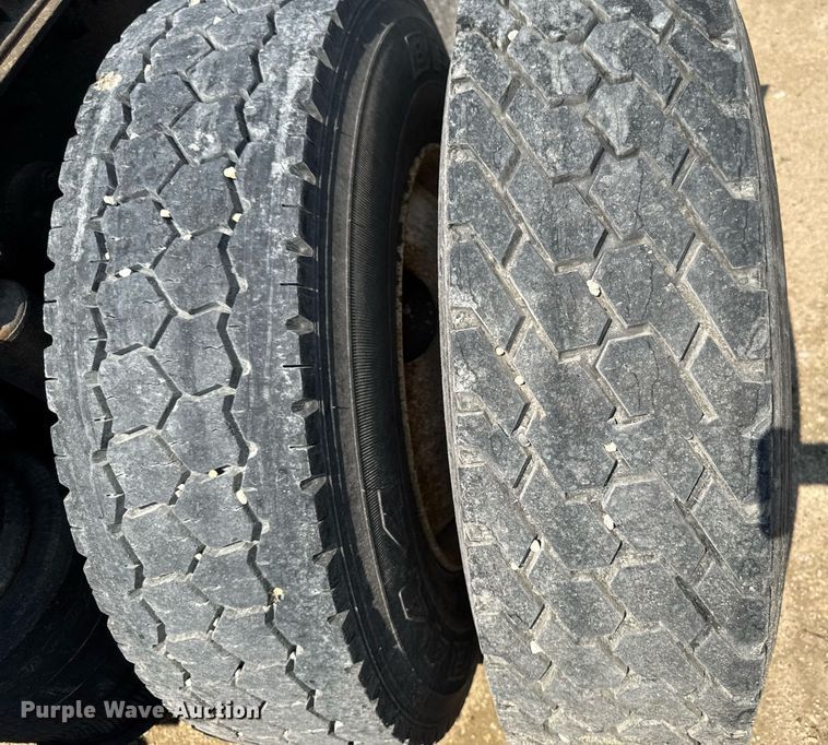 image for item DV2735 2006 Freightliner Columbia semi truck