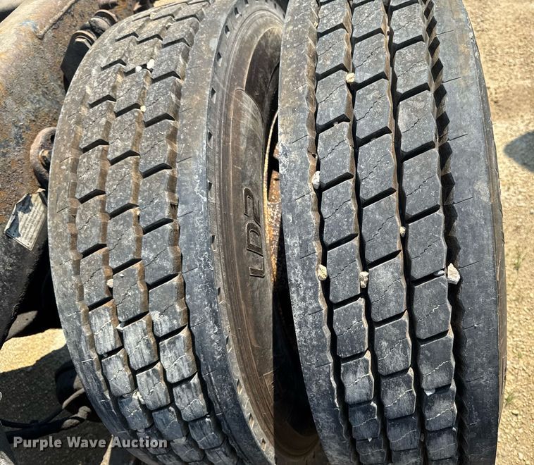 image for item DV2735 2006 Freightliner Columbia semi truck