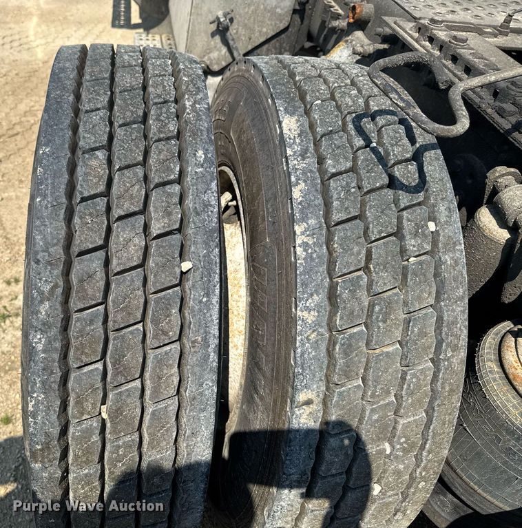 image for item DV2735 2006 Freightliner Columbia semi truck