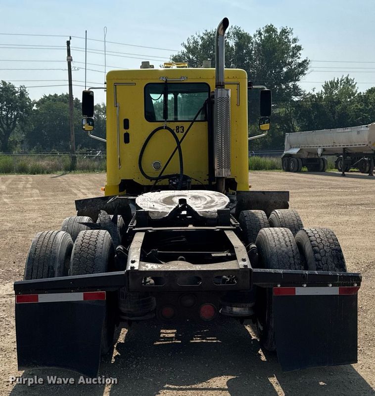 image for item DV2736 2005 Freightliner Columbia semi truck