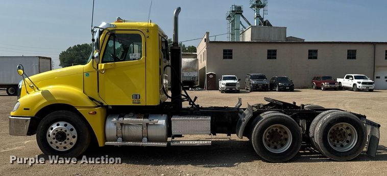 image for item DV2736 2005 Freightliner Columbia semi truck