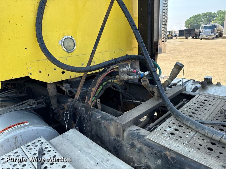 image for item DV2736 2005 Freightliner Columbia semi truck