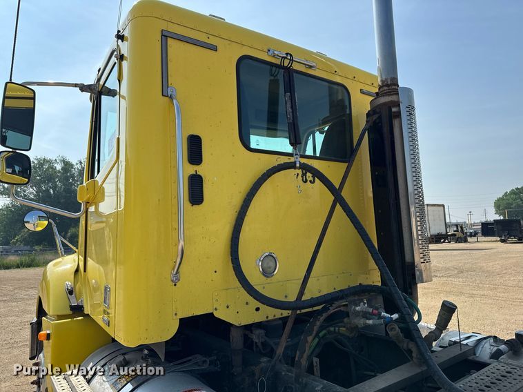 image for item DV2736 2005 Freightliner Columbia semi truck