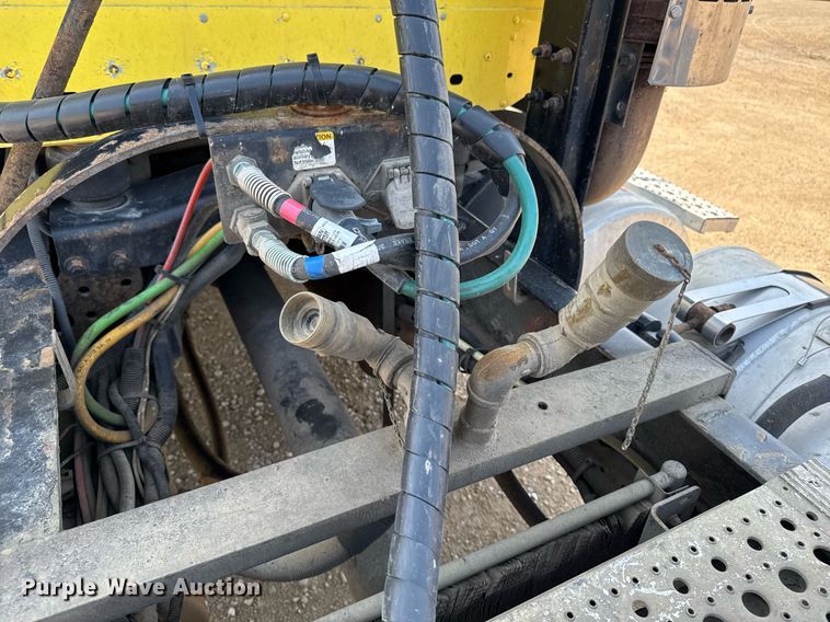 image for item DV2736 2005 Freightliner Columbia semi truck