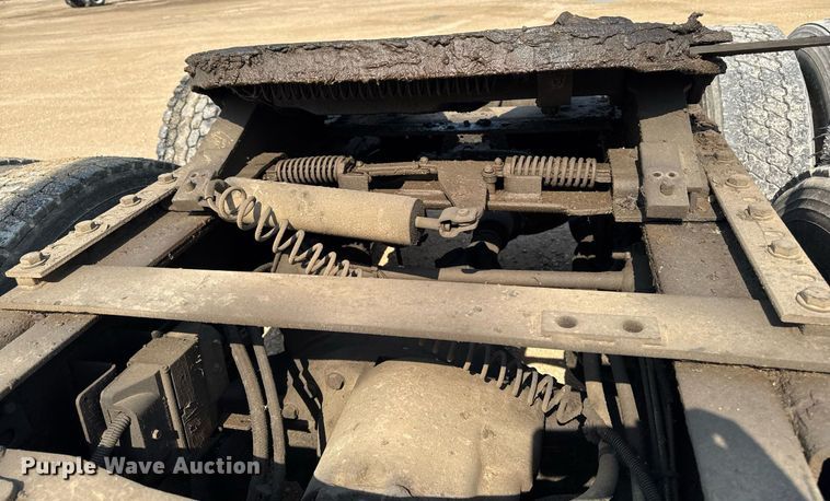 image for item DV2736 2005 Freightliner Columbia semi truck