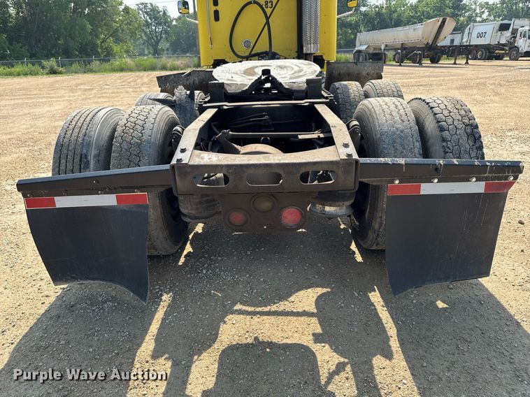 image for item DV2736 2005 Freightliner Columbia semi truck