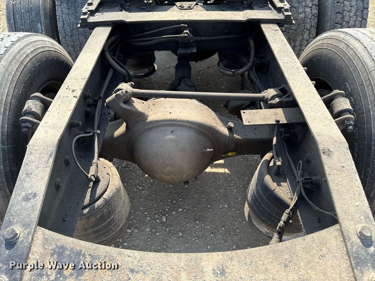 image for item DV2736 2005 Freightliner Columbia semi truck