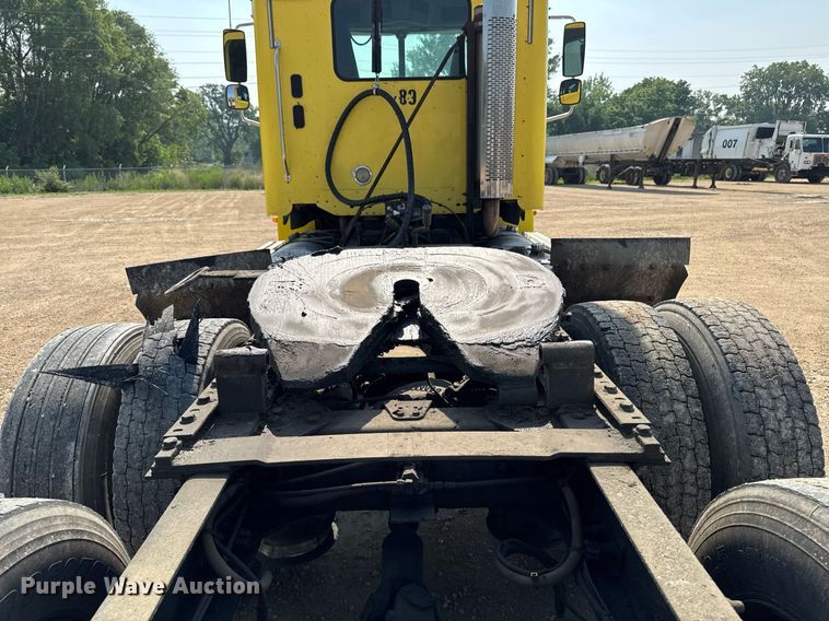 image for item DV2736 2005 Freightliner Columbia semi truck