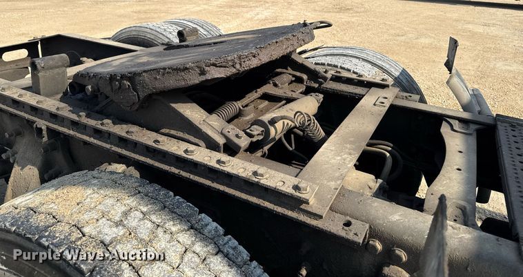 image for item DV2736 2005 Freightliner Columbia semi truck