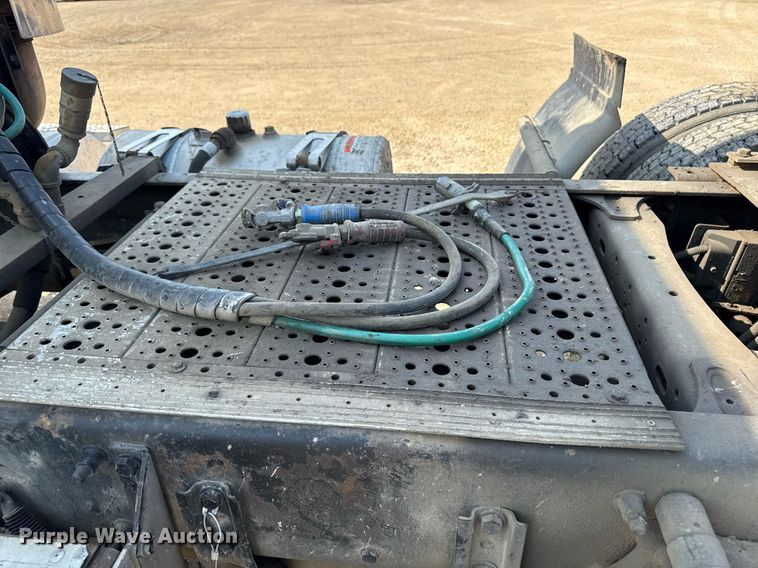 image for item DV2736 2005 Freightliner Columbia semi truck