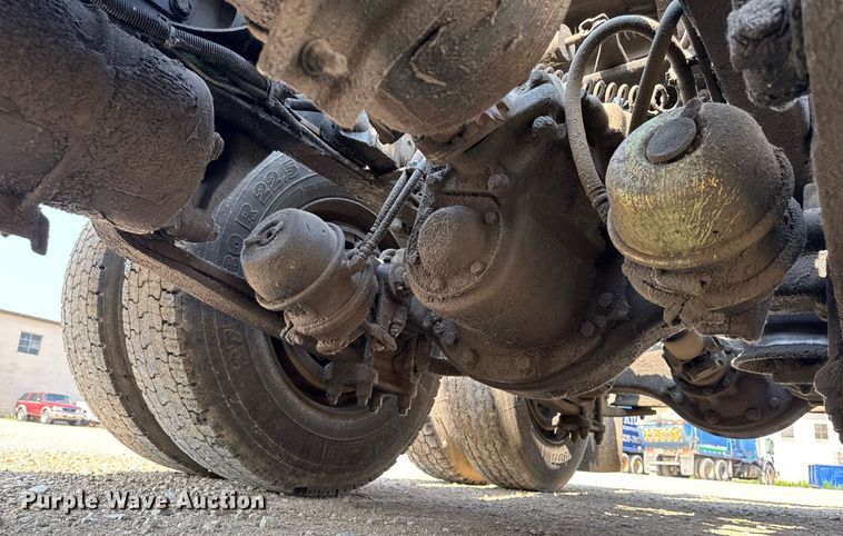 image for item DV2736 2005 Freightliner Columbia semi truck