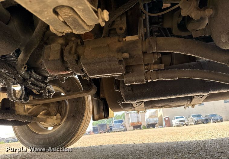 image for item DV2736 2005 Freightliner Columbia semi truck