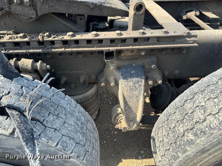 image for item DV2736 2005 Freightliner Columbia semi truck