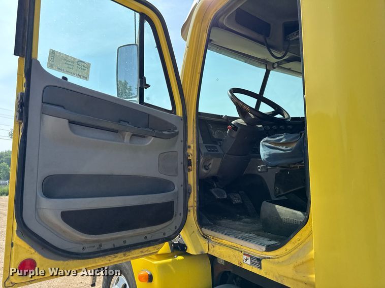 image for item DV2736 2005 Freightliner Columbia semi truck