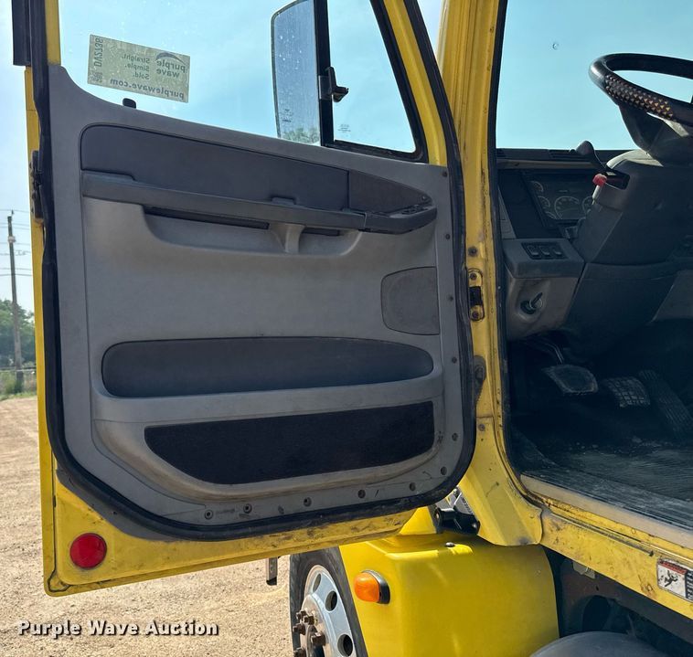 image for item DV2736 2005 Freightliner Columbia semi truck