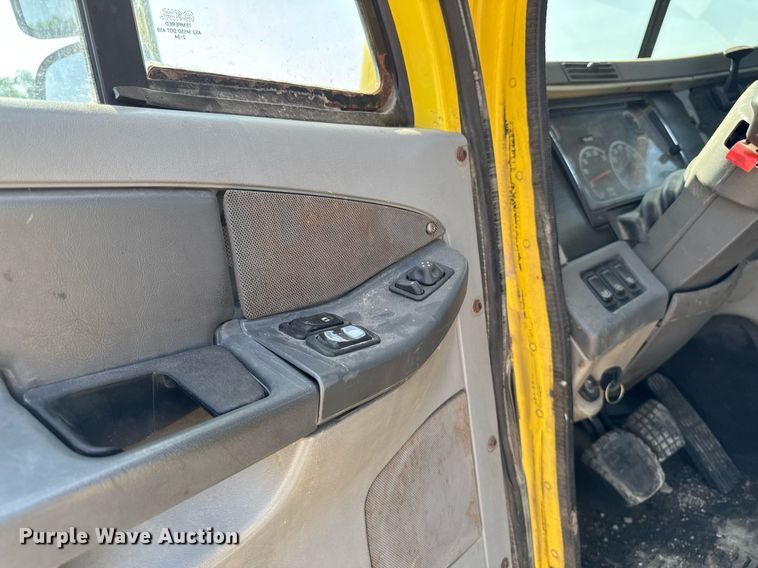 image for item DV2736 2005 Freightliner Columbia semi truck