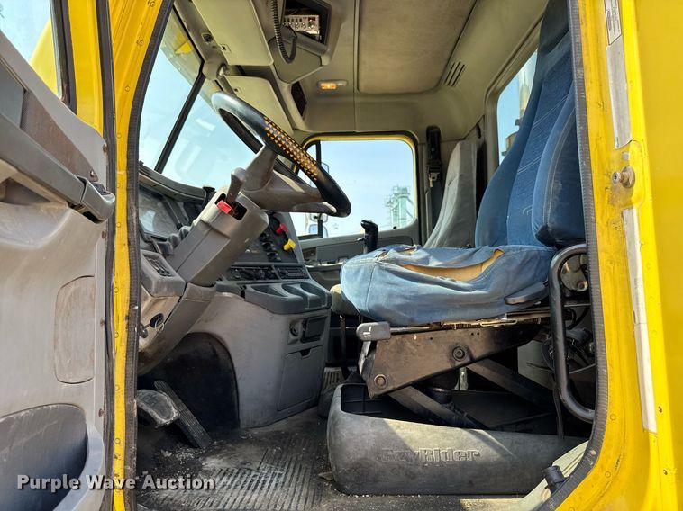 image for item DV2736 2005 Freightliner Columbia semi truck