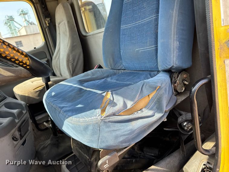 image for item DV2736 2005 Freightliner Columbia semi truck