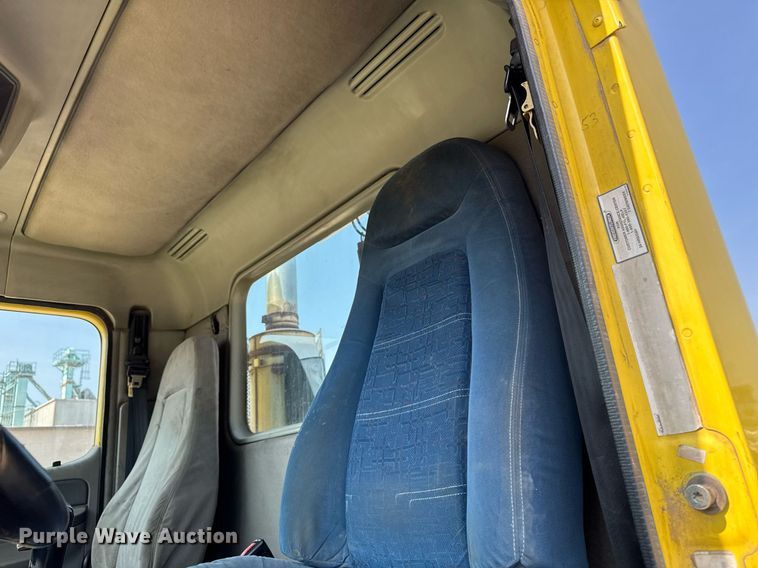 image for item DV2736 2005 Freightliner Columbia semi truck