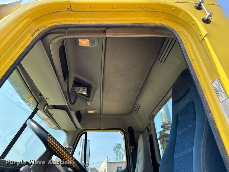 image for item DV2736 2005 Freightliner Columbia semi truck