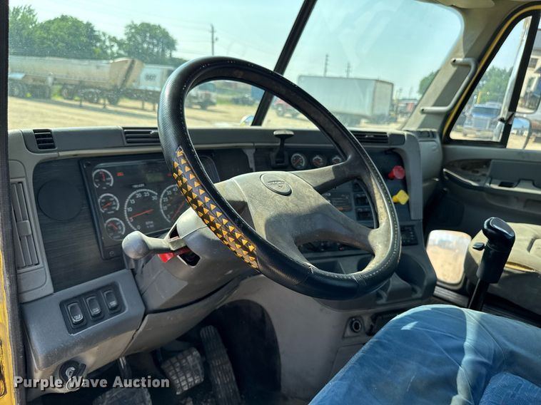 image for item DV2736 2005 Freightliner Columbia semi truck