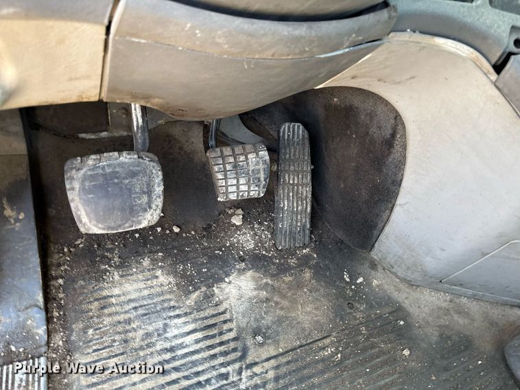 image for item DV2736 2005 Freightliner Columbia semi truck