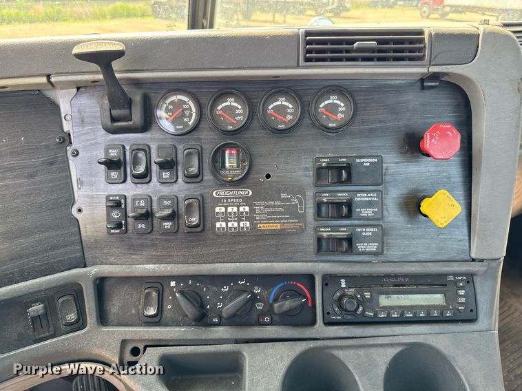 image for item DV2736 2005 Freightliner Columbia semi truck