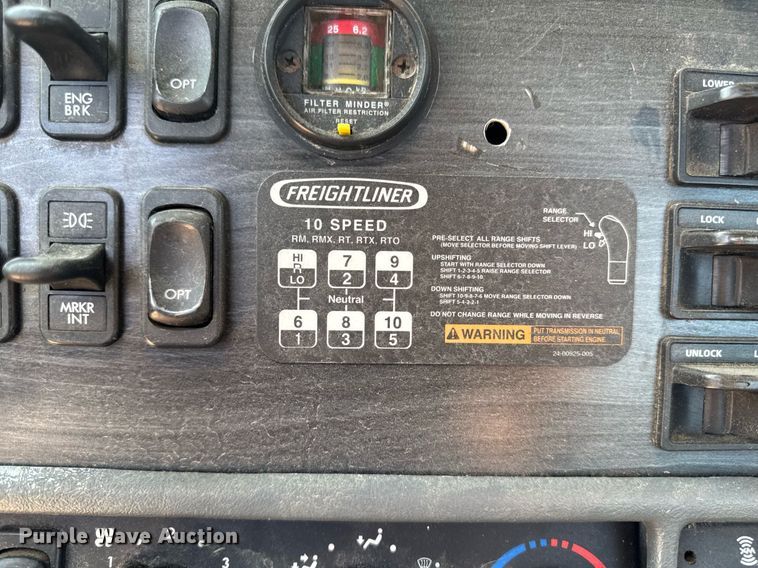 image for item DV2736 2005 Freightliner Columbia semi truck