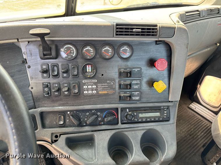 image for item DV2736 2005 Freightliner Columbia semi truck