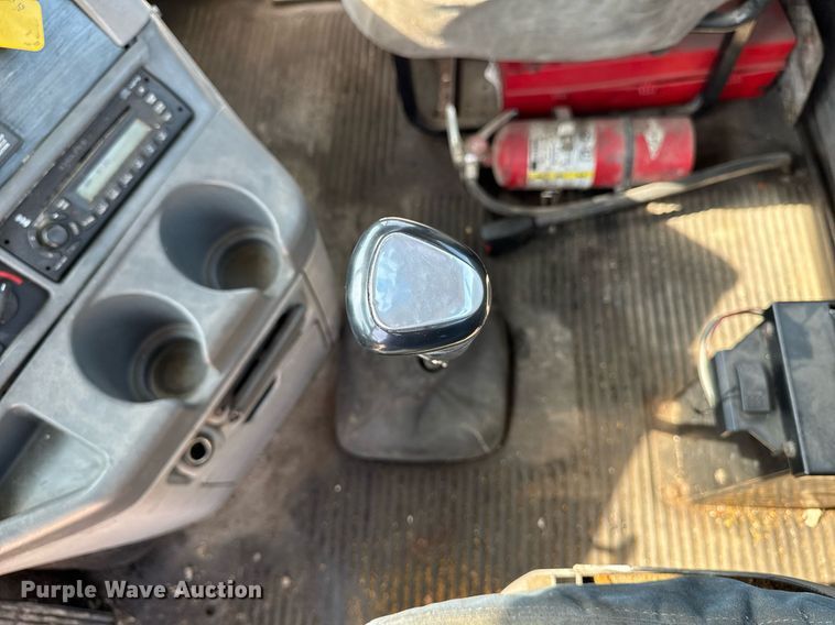 image for item DV2736 2005 Freightliner Columbia semi truck