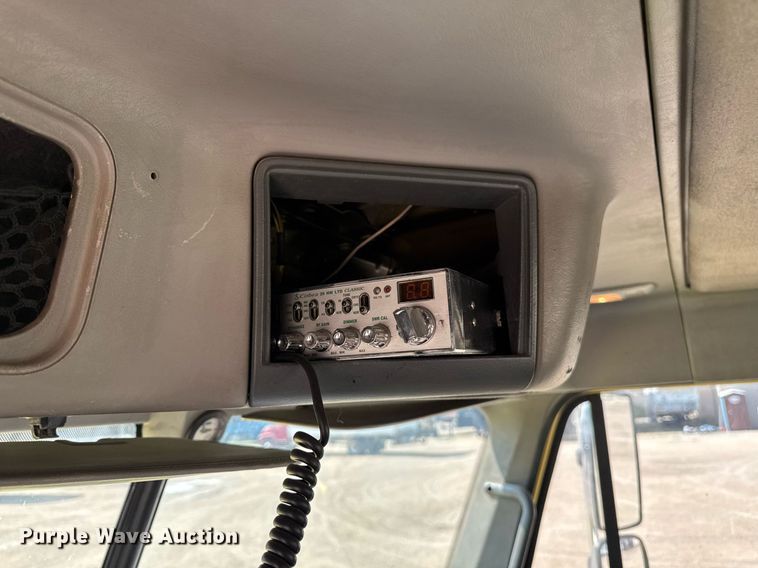 image for item DV2736 2005 Freightliner Columbia semi truck