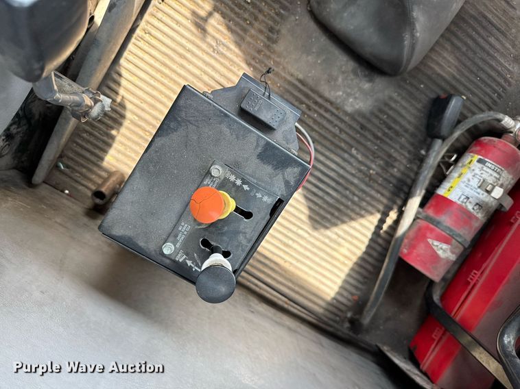 image for item DV2736 2005 Freightliner Columbia semi truck