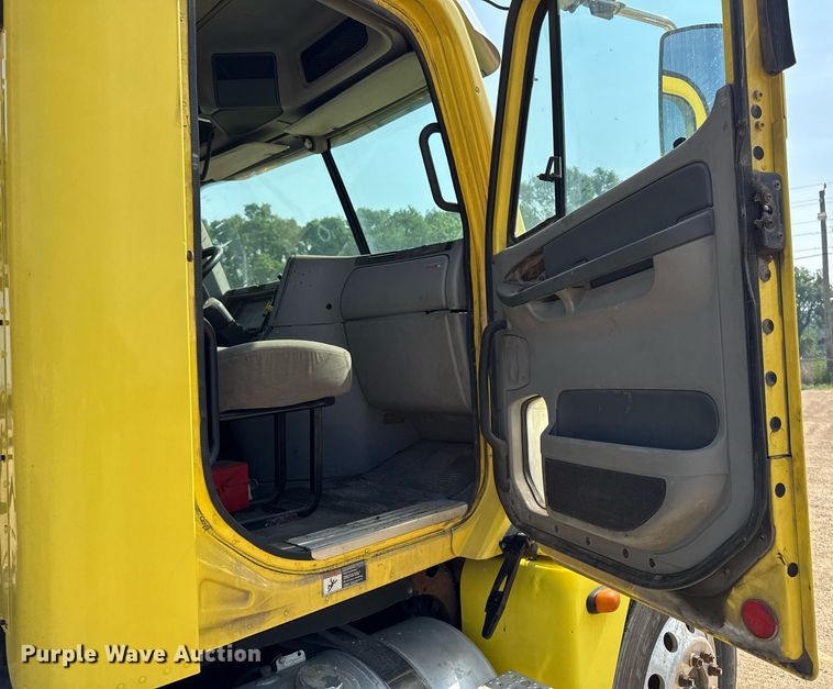 image for item DV2736 2005 Freightliner Columbia semi truck