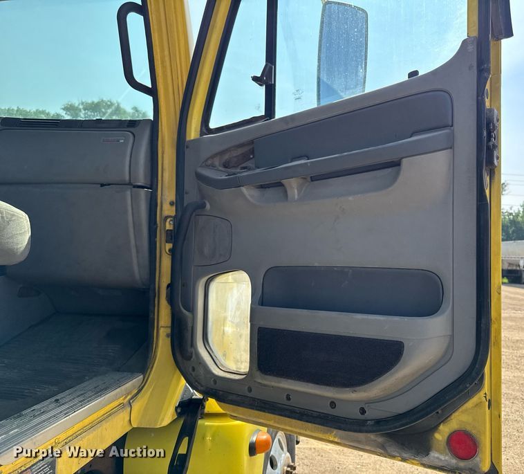 image for item DV2736 2005 Freightliner Columbia semi truck