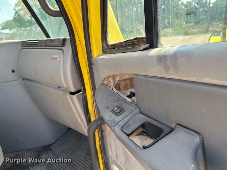 image for item DV2736 2005 Freightliner Columbia semi truck