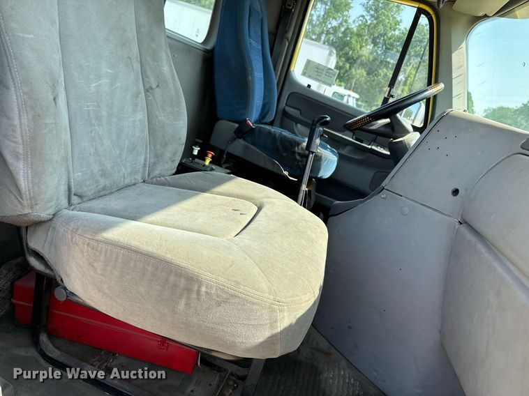 image for item DV2736 2005 Freightliner Columbia semi truck