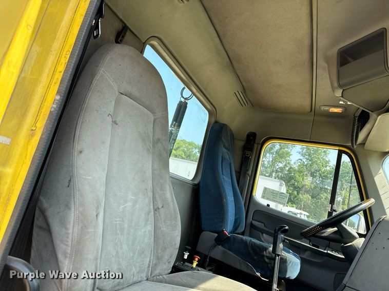 image for item DV2736 2005 Freightliner Columbia semi truck