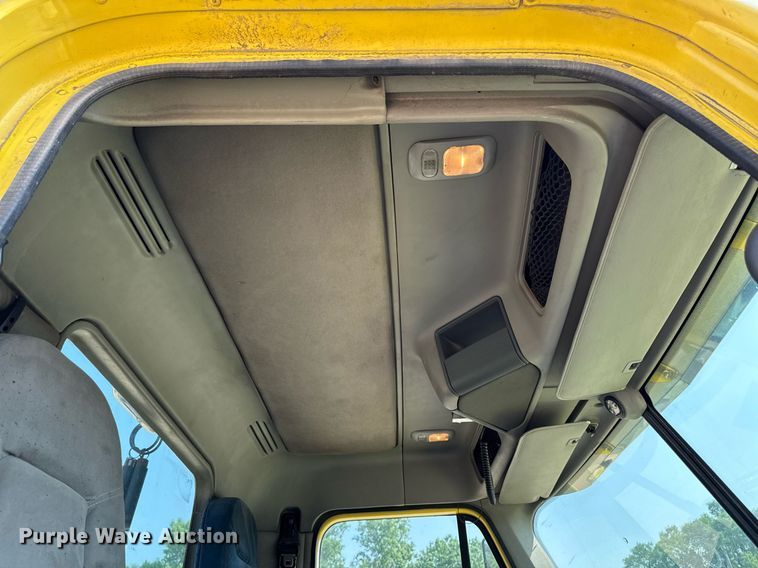 image for item DV2736 2005 Freightliner Columbia semi truck