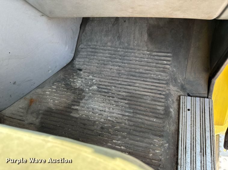 image for item DV2736 2005 Freightliner Columbia semi truck