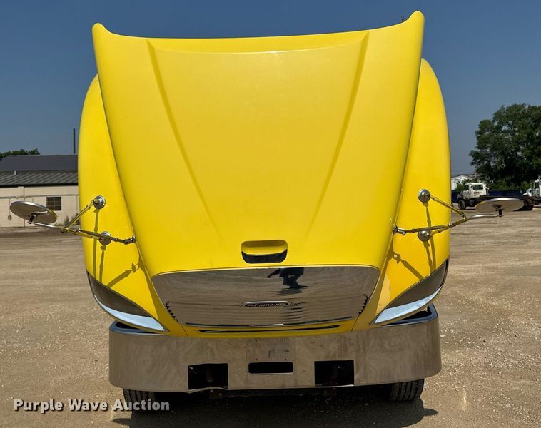 image for item DV2736 2005 Freightliner Columbia semi truck