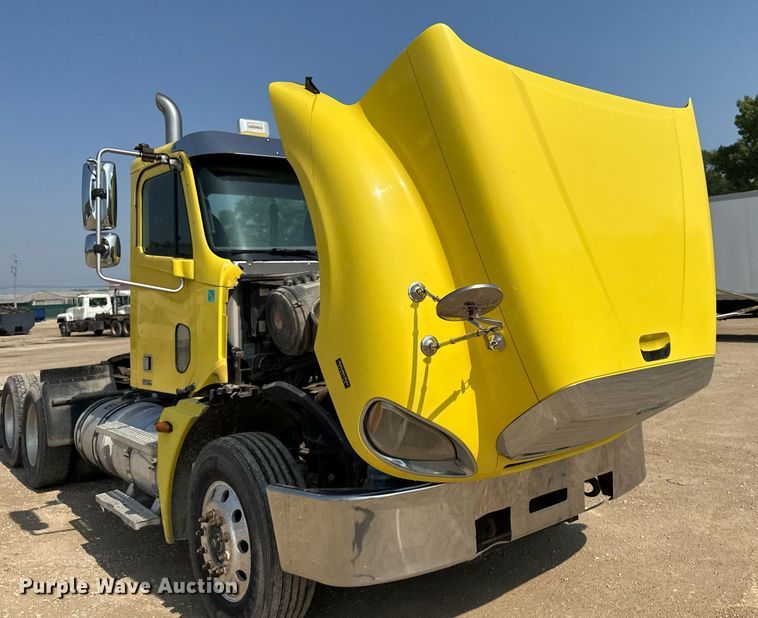 image for item DV2736 2005 Freightliner Columbia semi truck