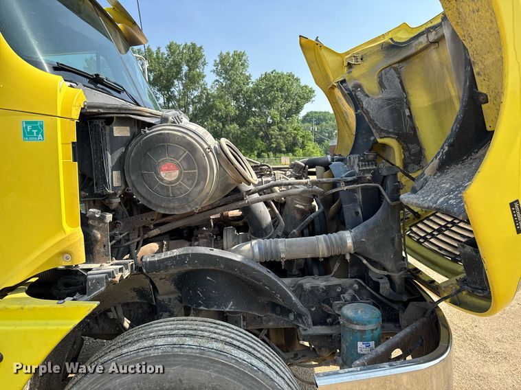 image for item DV2736 2005 Freightliner Columbia semi truck