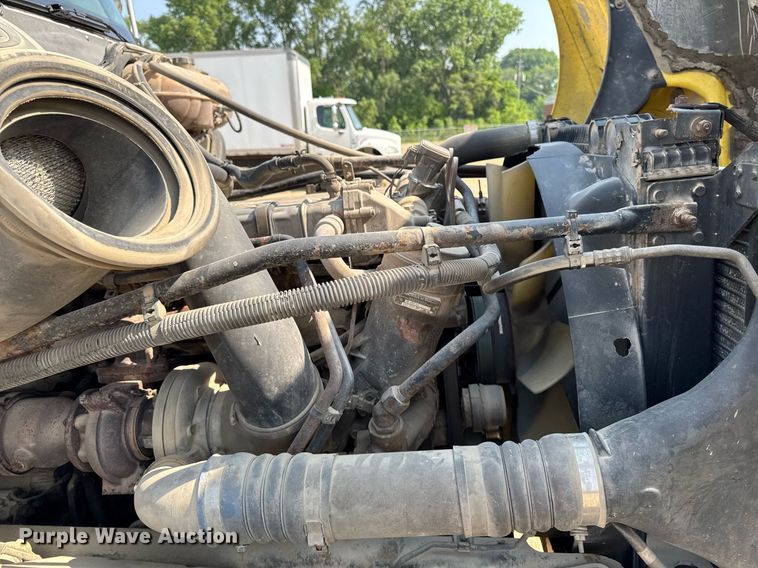 image for item DV2736 2005 Freightliner Columbia semi truck